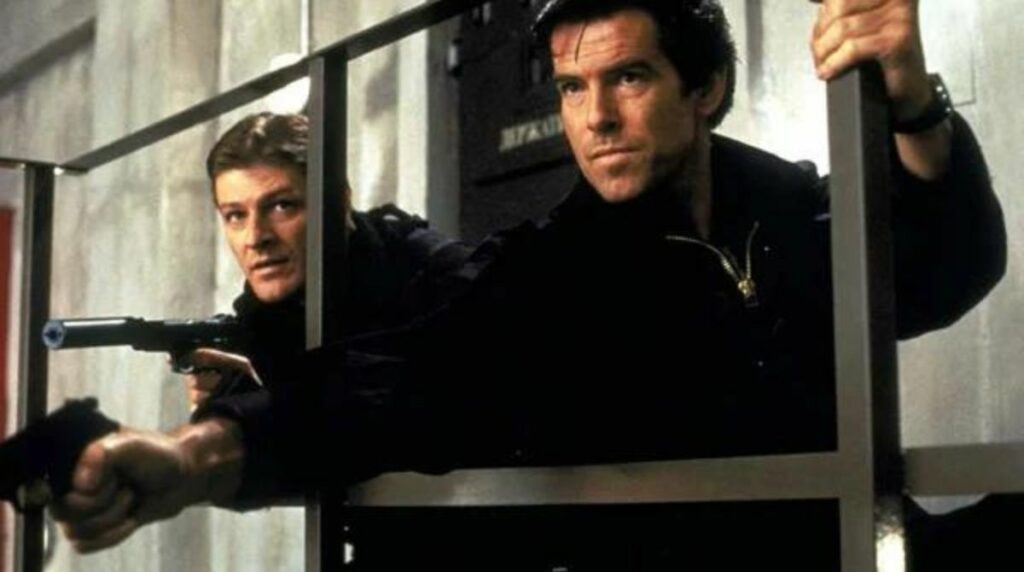 pierce brosnan dans le rôle de james bond dans goldeneye