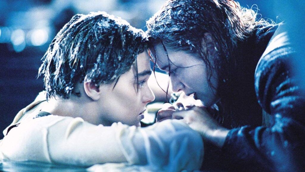 Jack et Rose complètement gelés après le naufrage dans le film Titanic