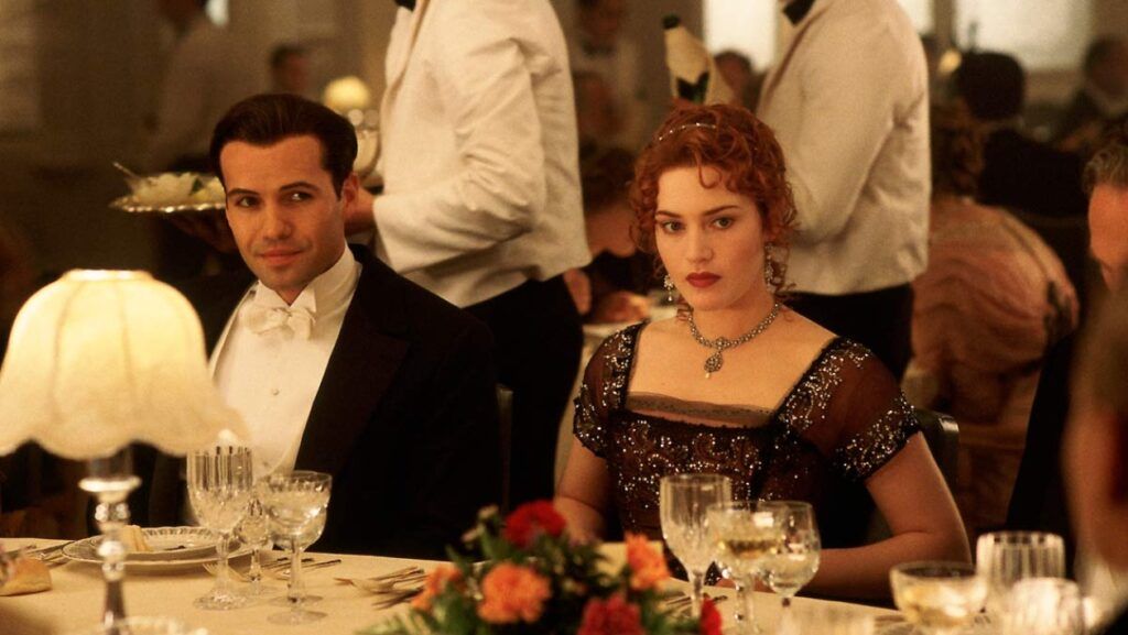 Rose et Cal pendant le diner dans le film Titanic de James Cameron