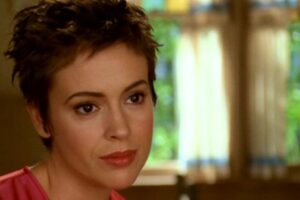 Charmed : pourquoi Phoebe (Alyssa Milano) a-t-elle les cheveux courts dans la saison 6 ?