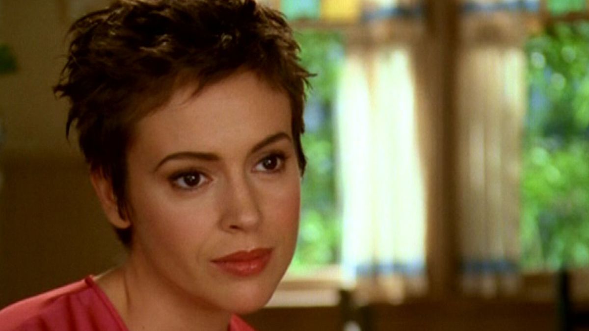 Charmed : pourquoi Phoebe (Alyssa Milano) a-t-elle les cheveux courts dans la saison 6 ?