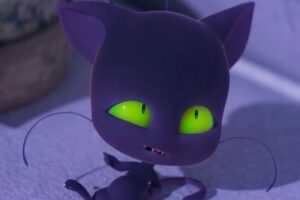 Miraculous : à quoi ressemble l&rsquo;acteur qui fait la voix de Plagg, le kwami de Chat Noir ?