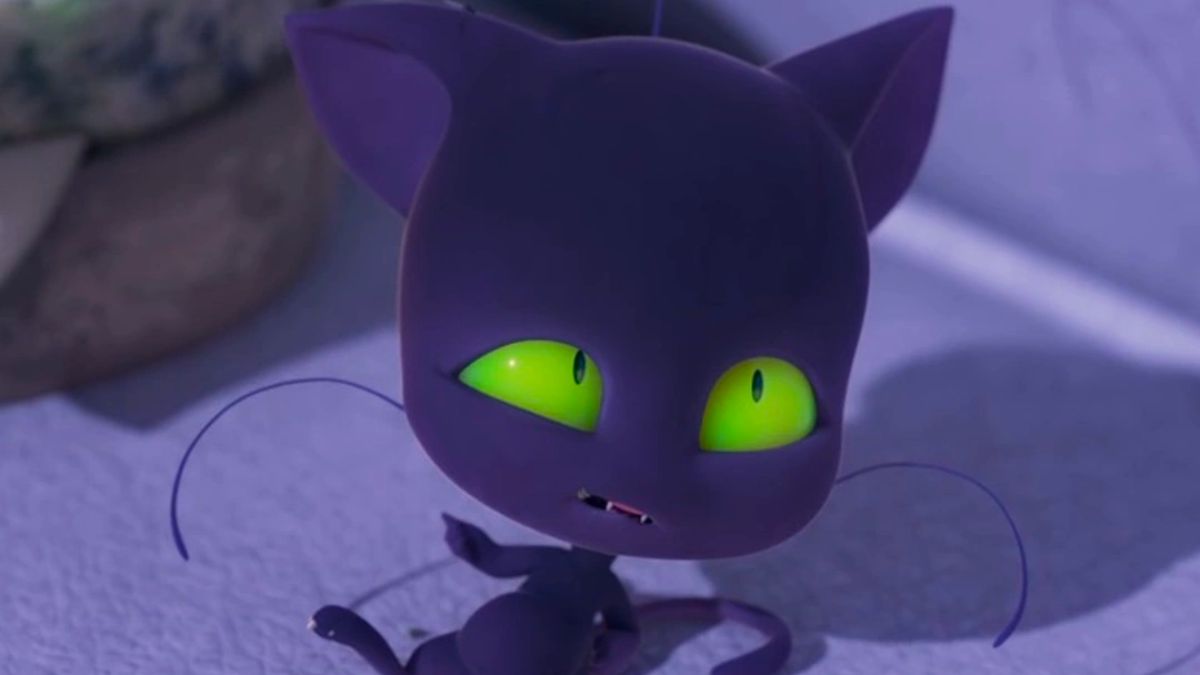 Miraculous : à quoi ressemble l&rsquo;acteur qui fait la voix de Plagg, le kwami de Chat Noir ?