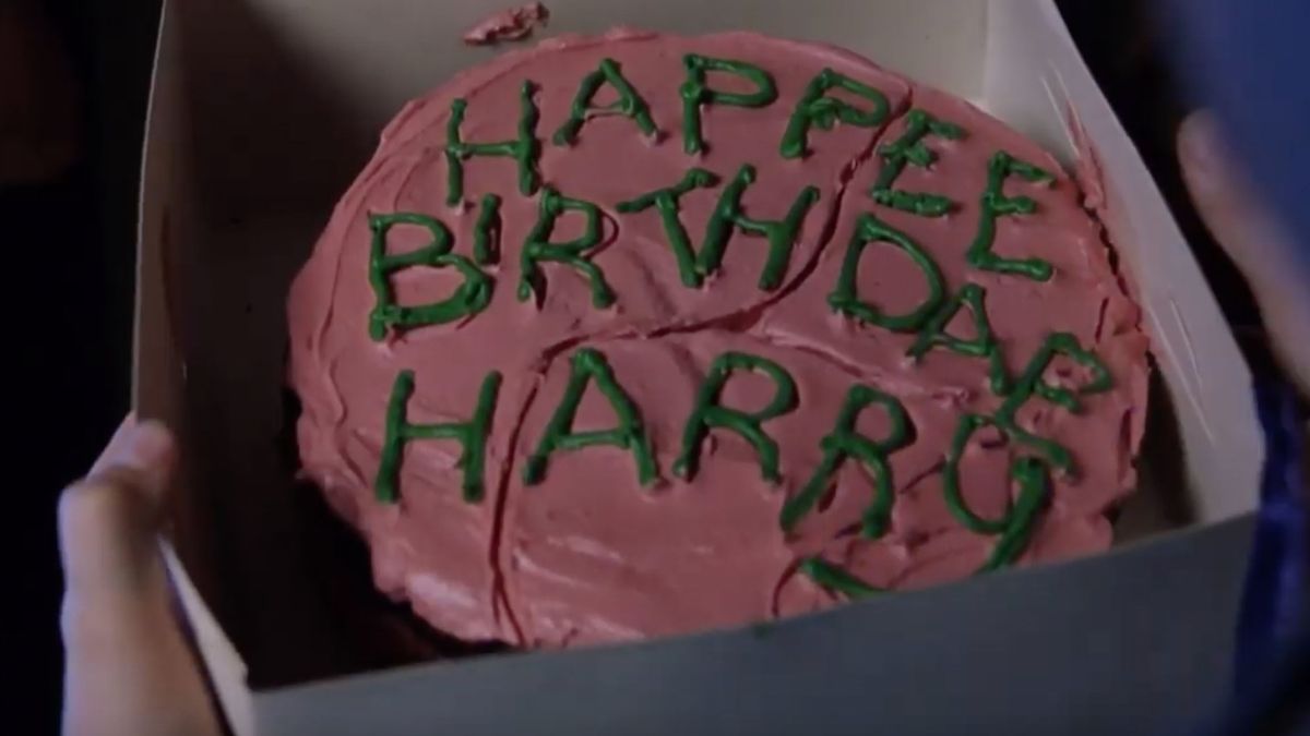 happee-birthdae-harry-gateau-danniversaire-harry-dans-harry-potter-a-lecole-des-sorcier