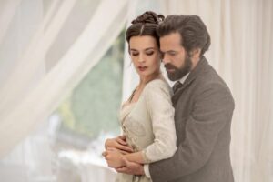 Eiffel : pourquoi la différence d’âge entre Romain Duris et Emma Mackey a fait polémique