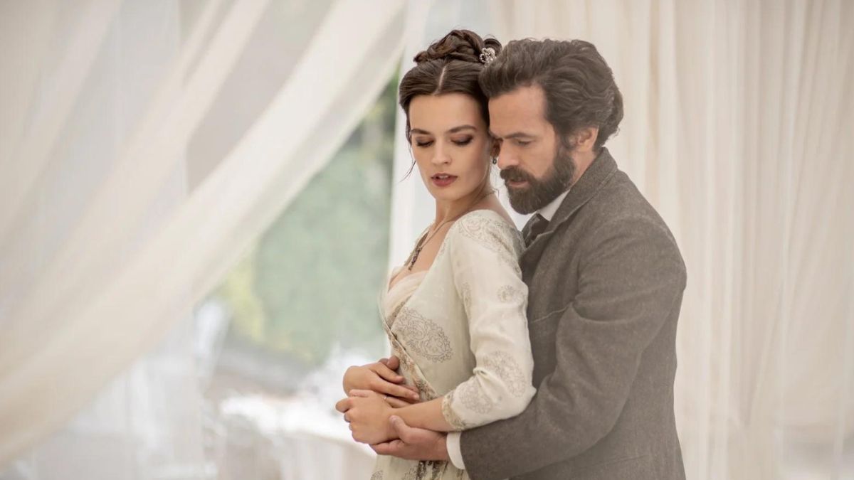 Eiffel : pourquoi la différence d’âge entre Romain Duris et Emma Mackey a fait polémique