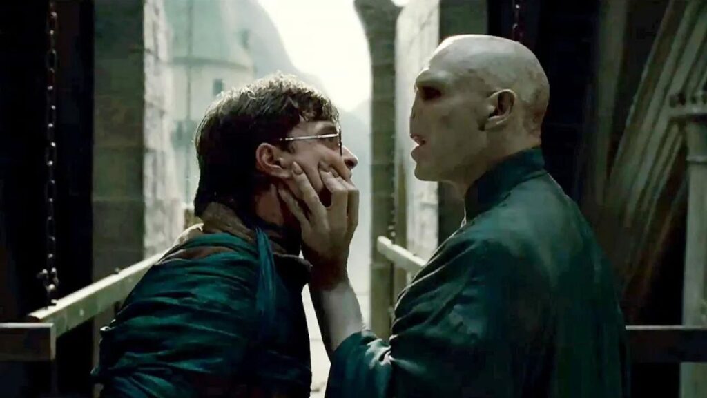 lord voldemort menaçant harry dans harry potter et les reliques de la mort partie 2