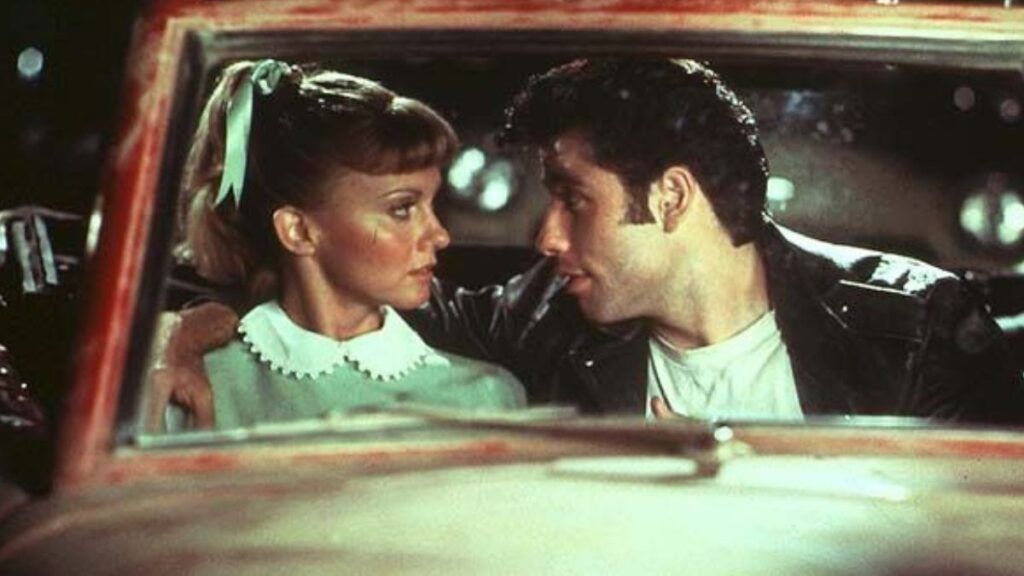 Sandy et Danny sont dans une voiture dans le film Grease