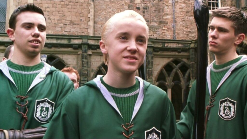 drago malefoy en tenue de quidditch serpentard dans harry potter et la chambre des secrets