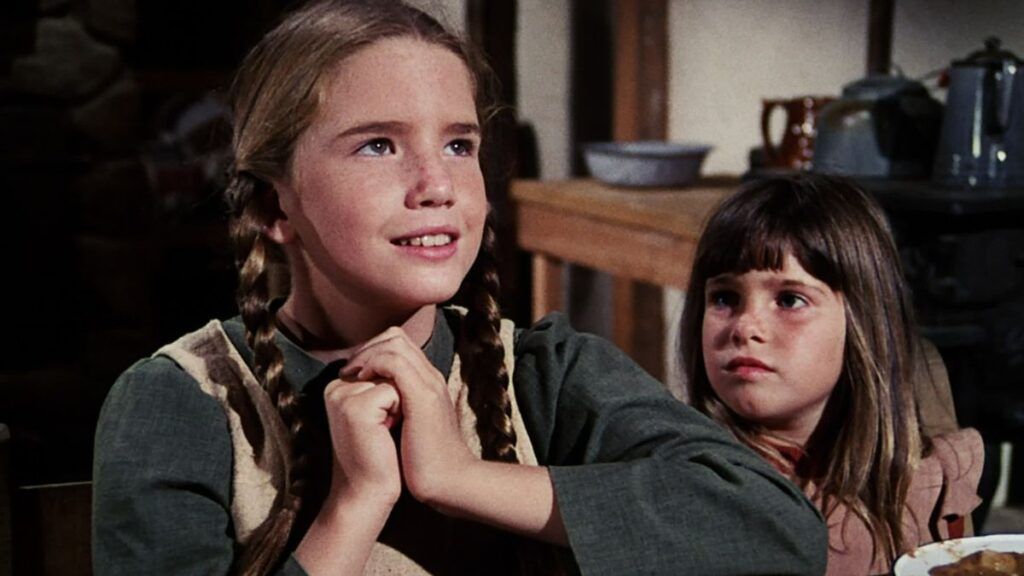 Laura et Carrie Ingalls dans La Petite Maison dans la Prairie.