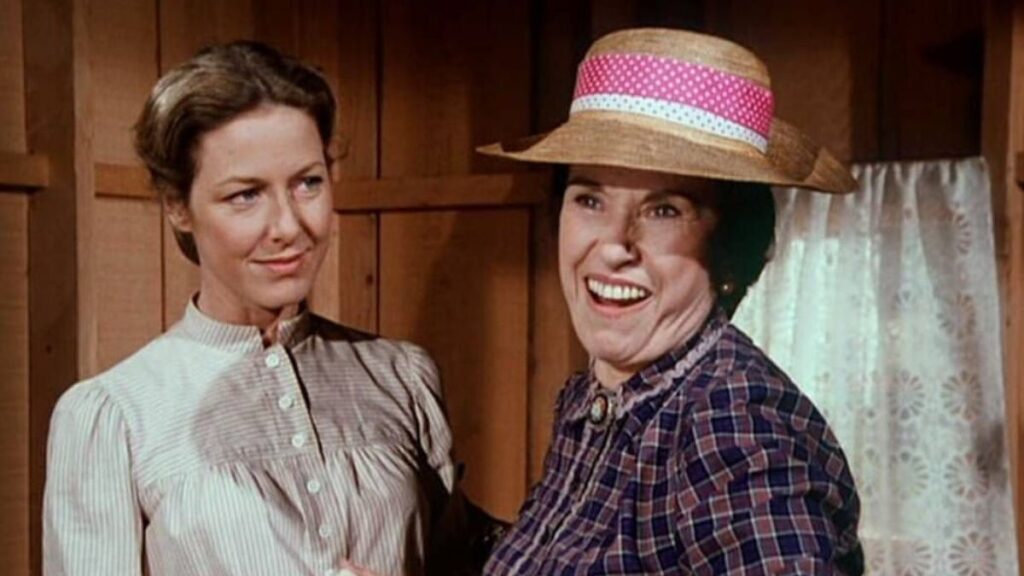 Caroline Ingalls (Karen Grassle) et Harriet Oleson (Katherine MacGregor) dans La Petite Maison dans la Prairie.