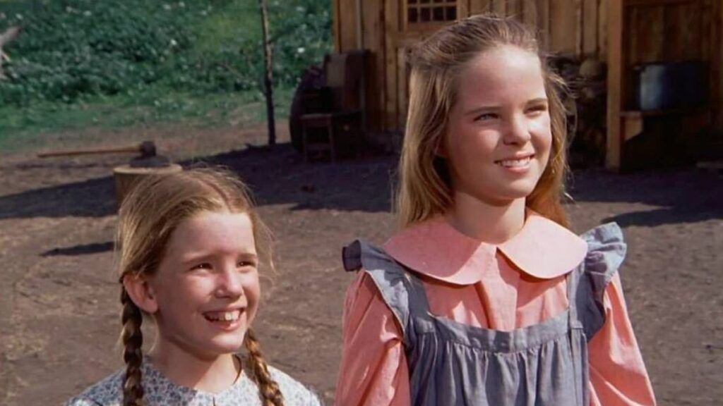 Laura et Mary Ingalls enfants dans La Petite Maison dans la Prairie.