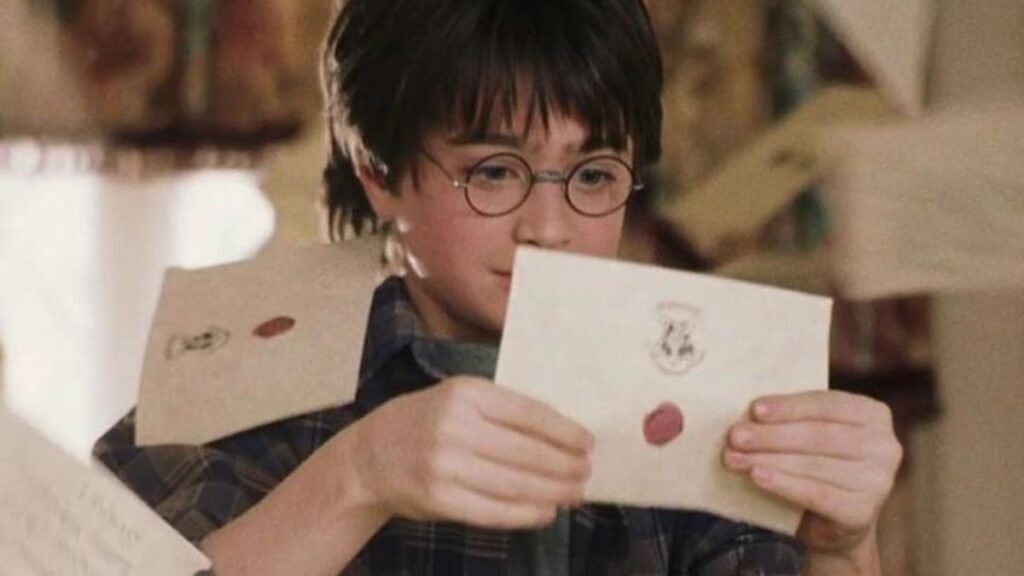 Harry Potter avec ses lettres Poudlard dans l'école des sorciers