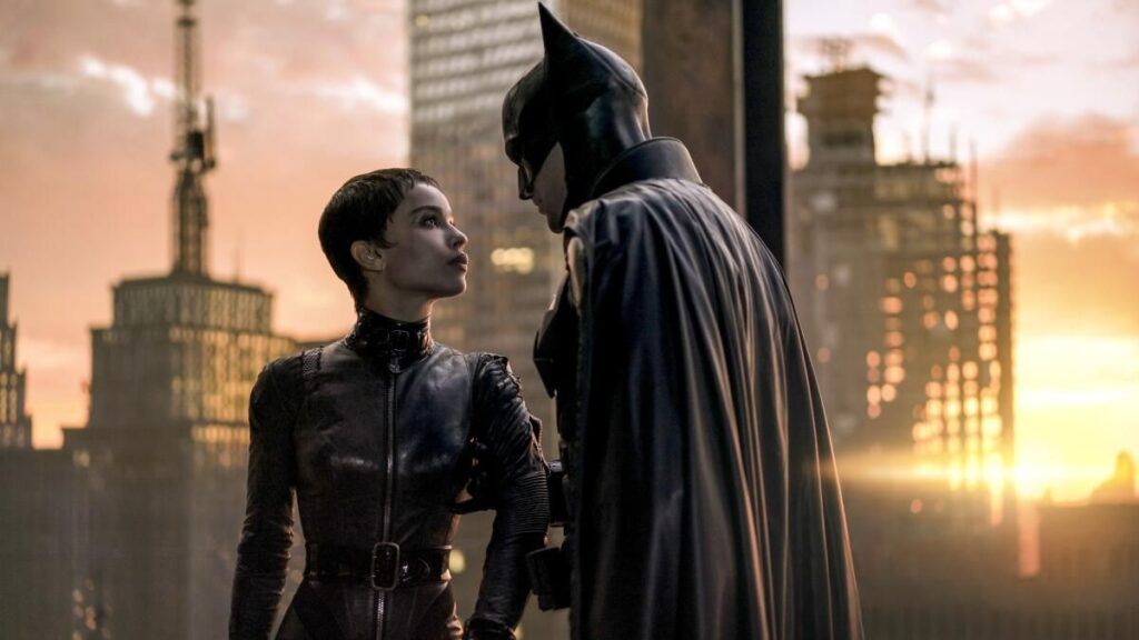 selina kyle en catwoman et bruce wayne dans the batman