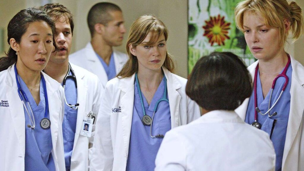 Meredith Grey, Cristina Yang, Izzie Stevens, George O'Malley et Miranda Bailey dans Grey's Anatomy.