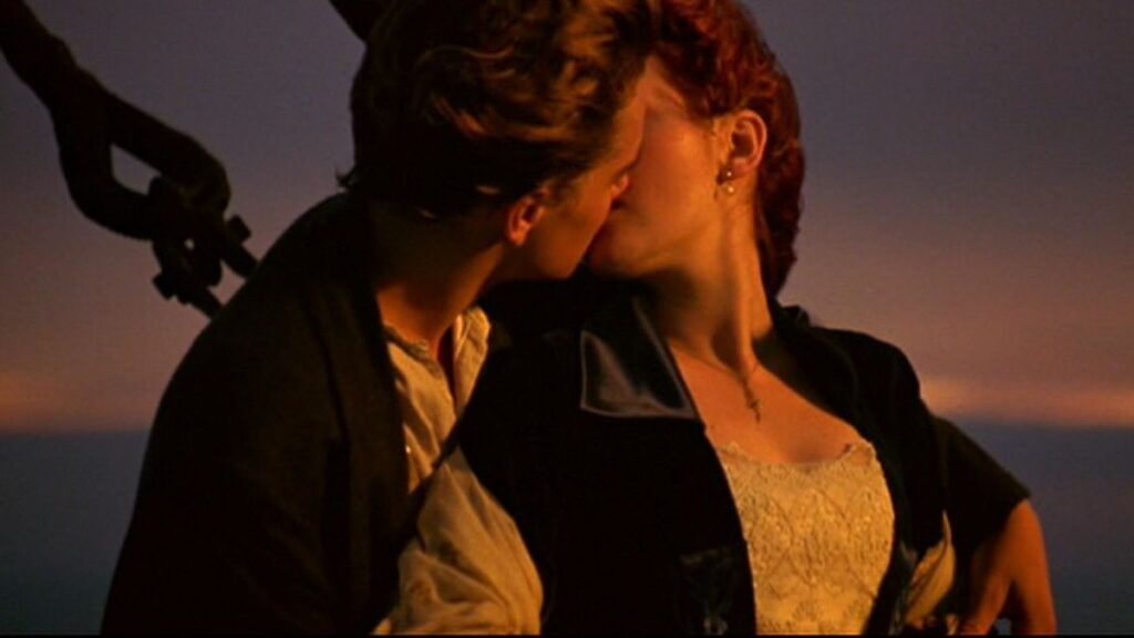 Jack et Rose qui s'embrassent dans le film Titanic