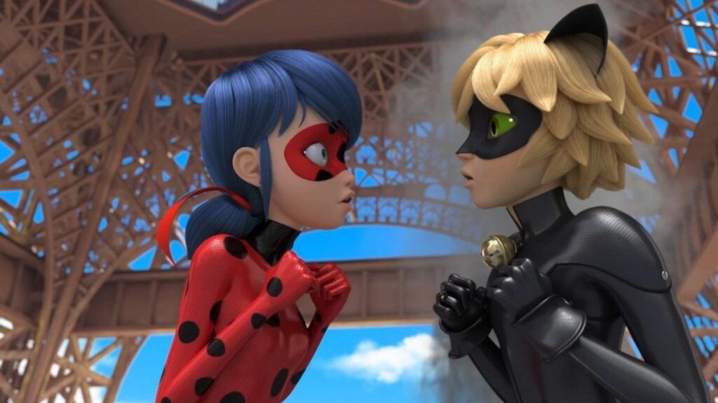 Ladybug et Chat Noir dans le dessin animé Miraculous.