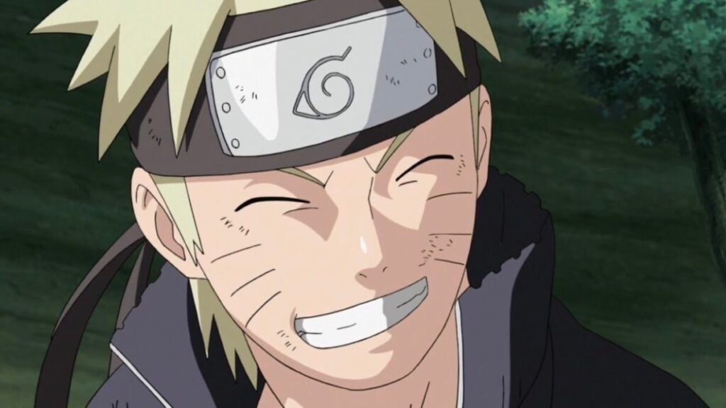 Naruto, souriant les yeux clos dans une forêt dans l'anime Naruto Shippuden