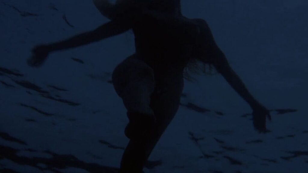 La nageuse (Susan backlinie) dans les dents de la mer