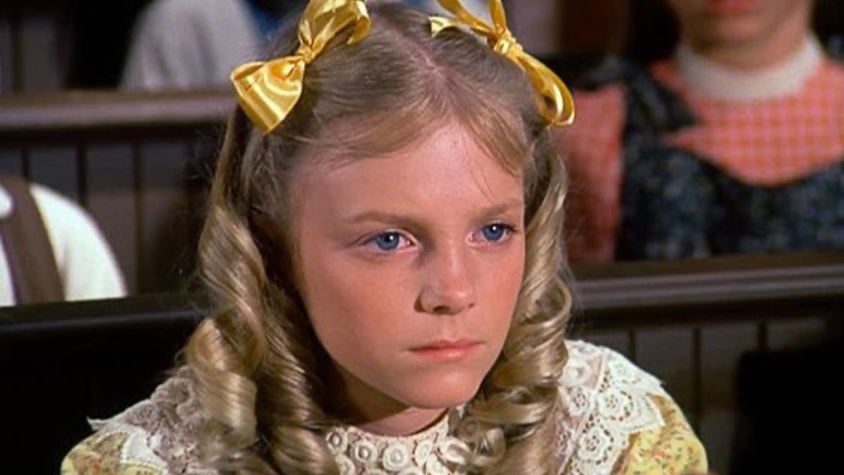 La Petite Maison dans la Prairie : « C’était affreux, ça me faisait tellement mal », pourquoi Alison Arngrim (Nellie) a-t-elle été traumatisée par sa perruque ?