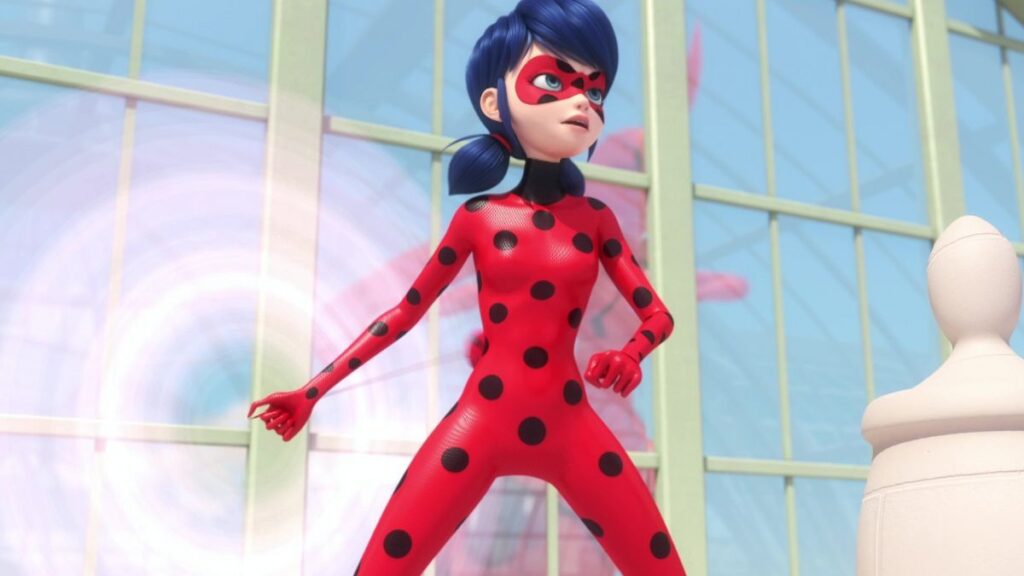 Marinette en Ladybug dans le dessin animé Miraculous.