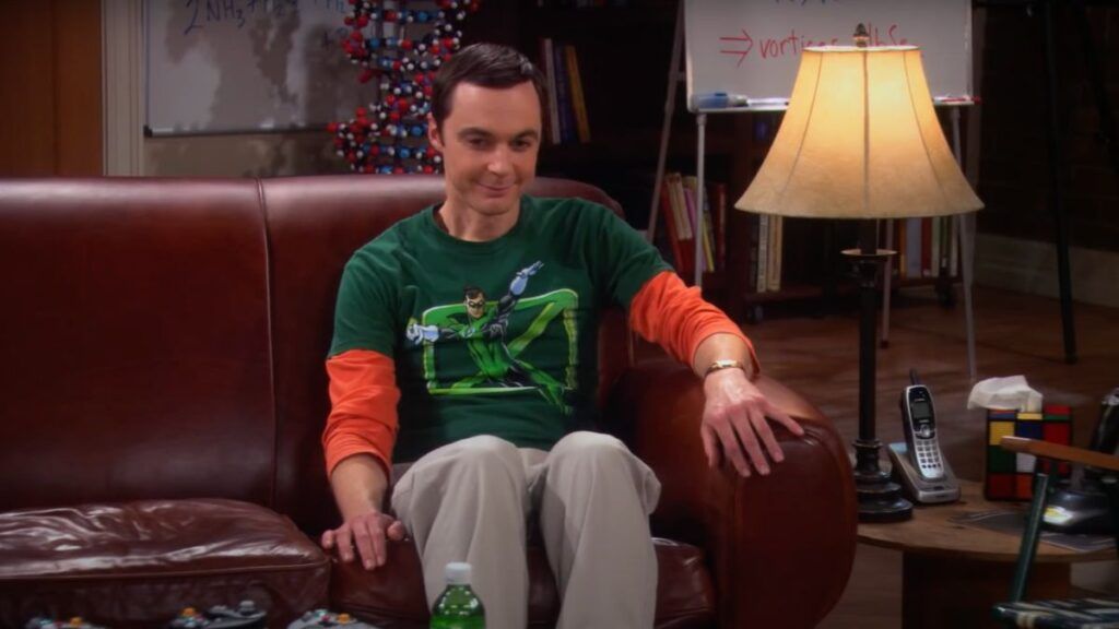 Sheldon Cooper a sa place sur le canapé dans The Big Bang Theory.