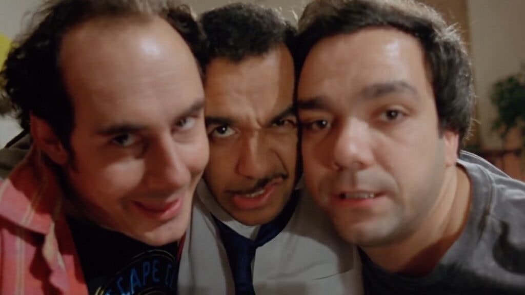 Bernard, Pascal et Didier prennent une photo dans Les Trois Freres