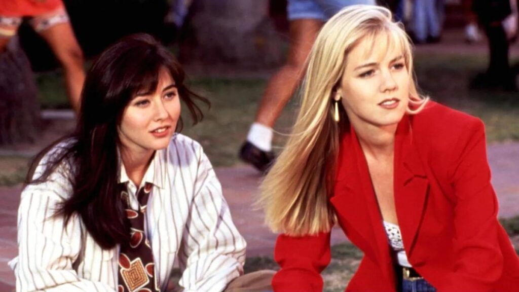 Brenda Walsh (Shannen Doherty) et Kelly Taylor (Jennie Garth) dans la série Beverly Hills 90210.