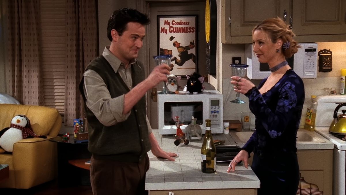 Friends : Lisa Kudrow confie revoir la série pour se remémorer Matthew Perry