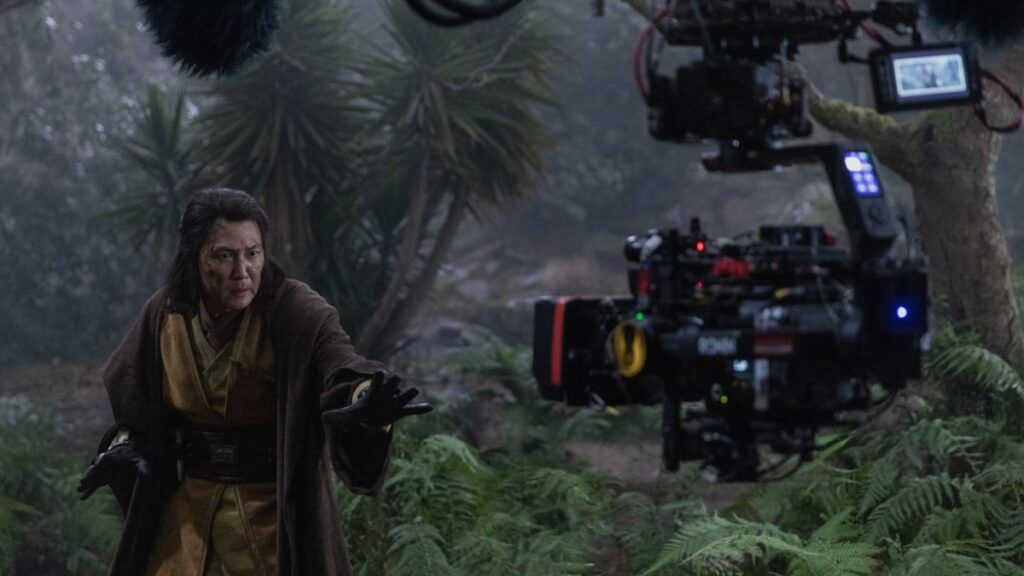Le maître Jedi Sol, interprété par l'acteur Lee Jung-jae, lors d'un tournage en forêt dans la série Star Wars The Acolyte