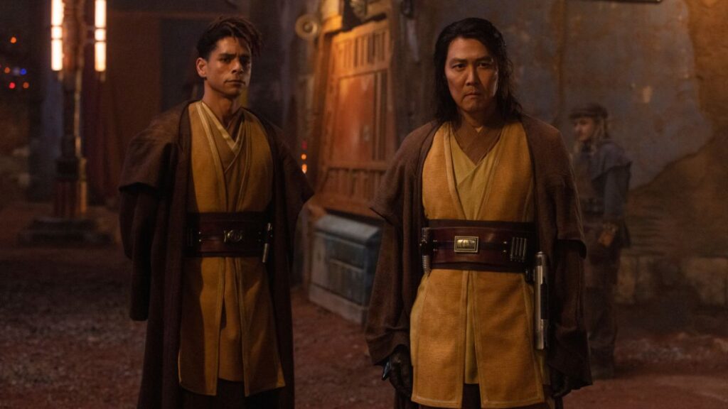 Le maître Jedi Sol et le chevalier Jedi Yord, sécurisant un périmètre dans la série Star Wars The Acolyte