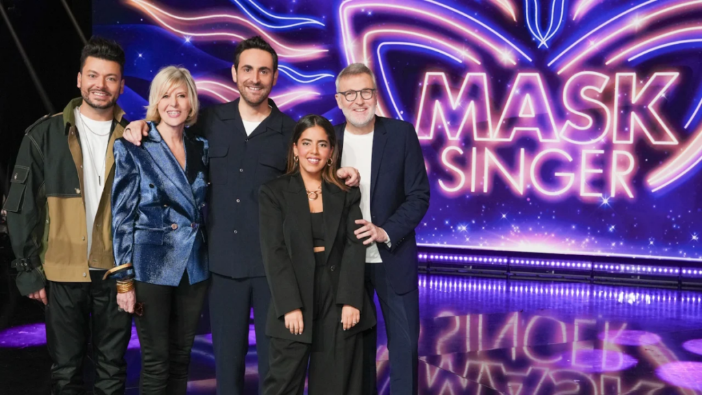 Le jury de l'émission Mask Singer avec le présentateur Camille Combal