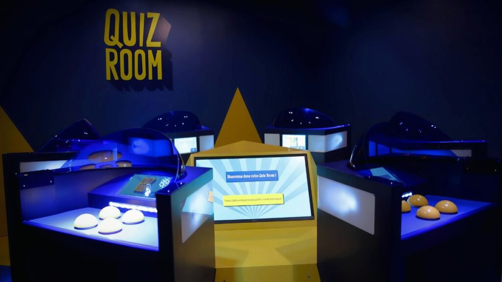 La salle du Quiz Room ressemblant au plateau des émissions télé !