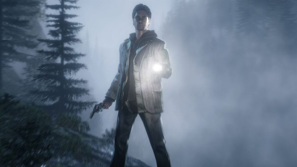 Le personnage d'Alan Wake avançant dans une forêt à la lueur d'une lampe torche dans le jeu vidéo éponyme