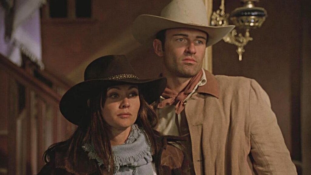 Prue Halliwell (Shannen Doherty) et Cole Turner (Julian McMahon) dans l'épisode La Ville Fantôme de Charmed.