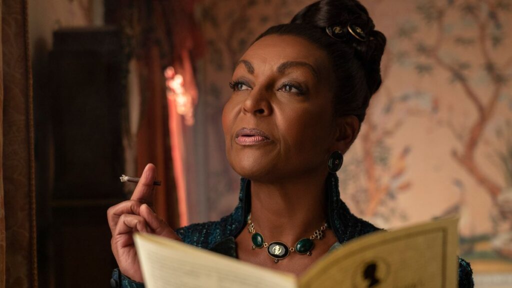 Lady Danbury (Adjoa Andoh) dans Bridgerton