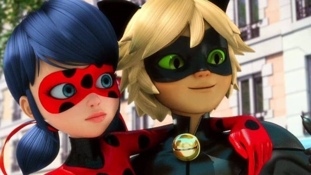 Ladybug qui s'accroche à Chat Noir dans Miraculous