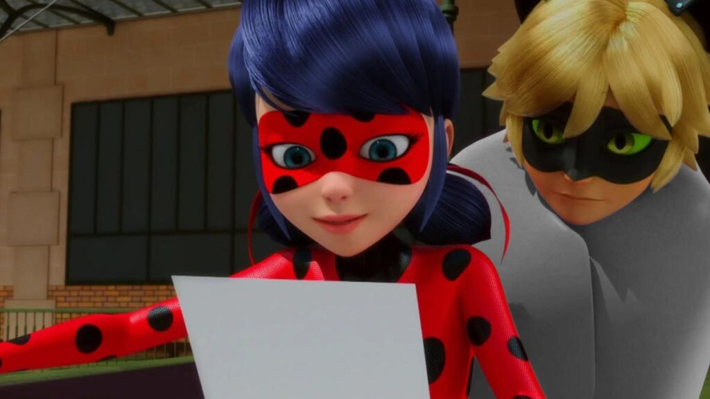 Ladybug et Chat Noir dans le dessin animé Miraculous.