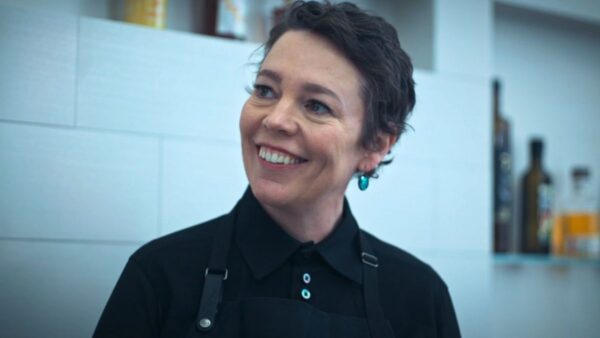 olivia-colman-dans-the-bear-2022-disney-et-ses-societes-affiliees-tous-droits-reserves