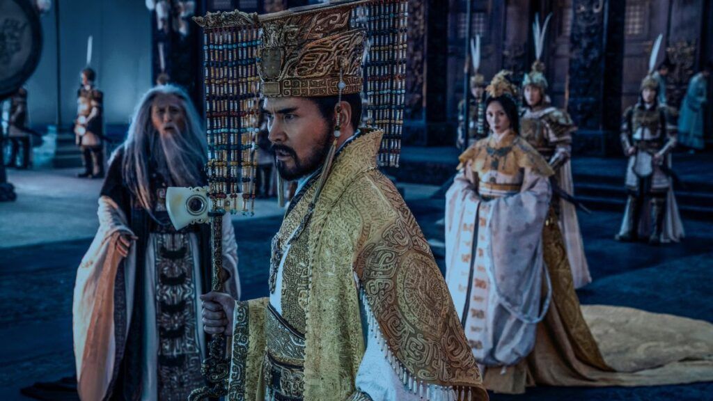 Le prince Yon Shou apportant une malédiction sur le monde lors de son couronnement dans le film Creation of the Gods