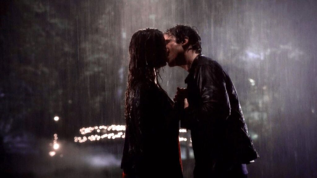 Le baiser Delena, entre Damon Salvatore et Elena Gilbert, sous la pluie dans The Vampire Diaries.