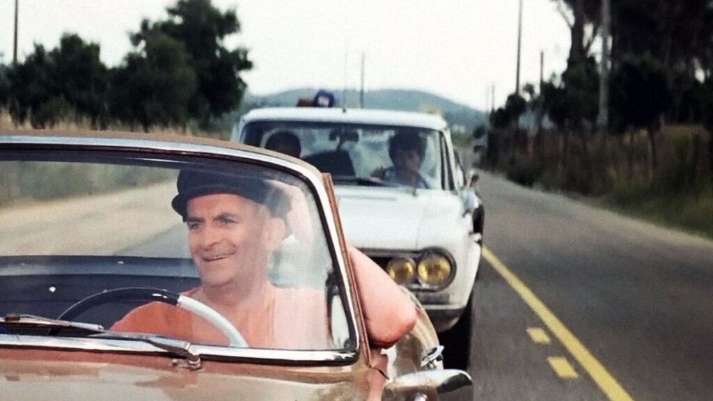 Ludovic Cruchot (Louis de Funès) en voiture dans Le Gendarme se marie.