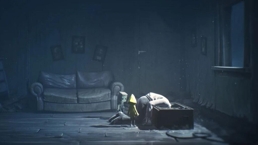 Mono et Six découvre un personnage avec la tête dans sa télé dans son salon dans le jeu vidéo Little Nightmares II