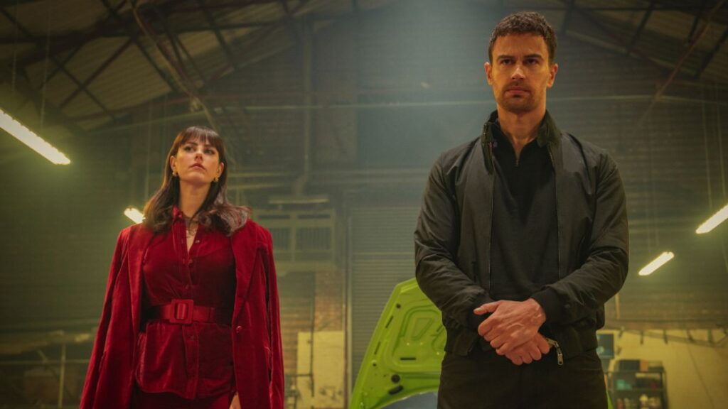 Susie (Kaya Scodelario) et Eddie (Theo James) dans The Gentlemen