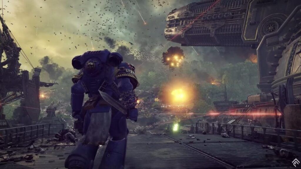 Le capitaine Titus, tenant une lame et se dirigeant vers un champs de bataille dans le jeu vidéo Warhammer 40 000 Space Marine 2