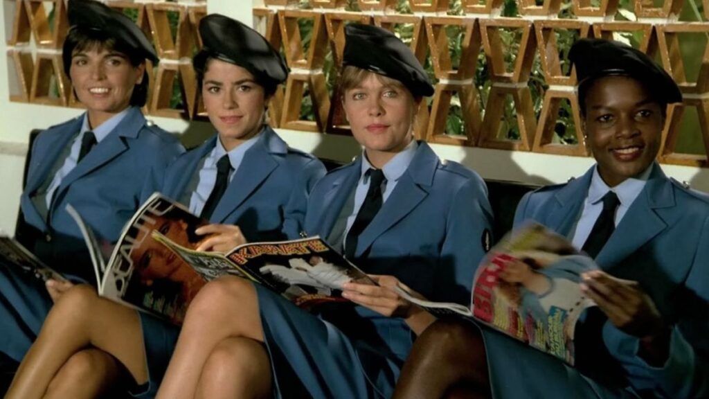 Marianne Bonnet (Babeth Étienne), Christine Rocourt (Catherine Serre), Isabelle Leroy (Sophie Michaud) et Yo Macumba (Nicaise Jean-Louis) dans le film Le Gendarme et les Gendarmettes.