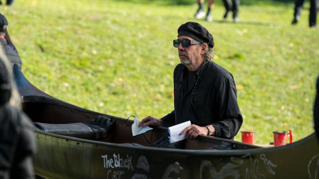 Tim Burton sur le plateau de tournage de Mercredi