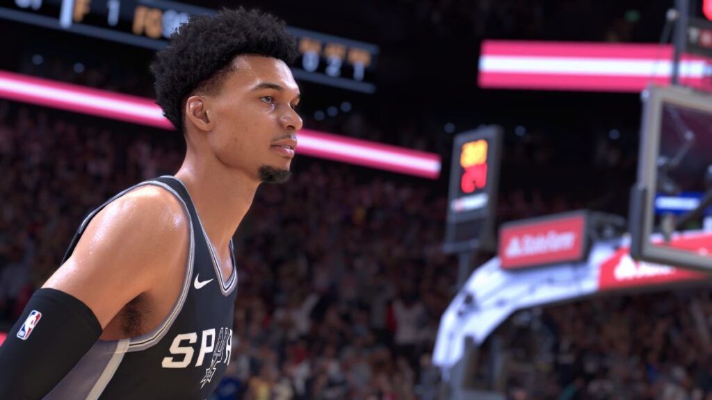 Wembanyama portant son maillot des Spurs et s'échauffant avant un match dans le jeu vidéo NBA 2K25