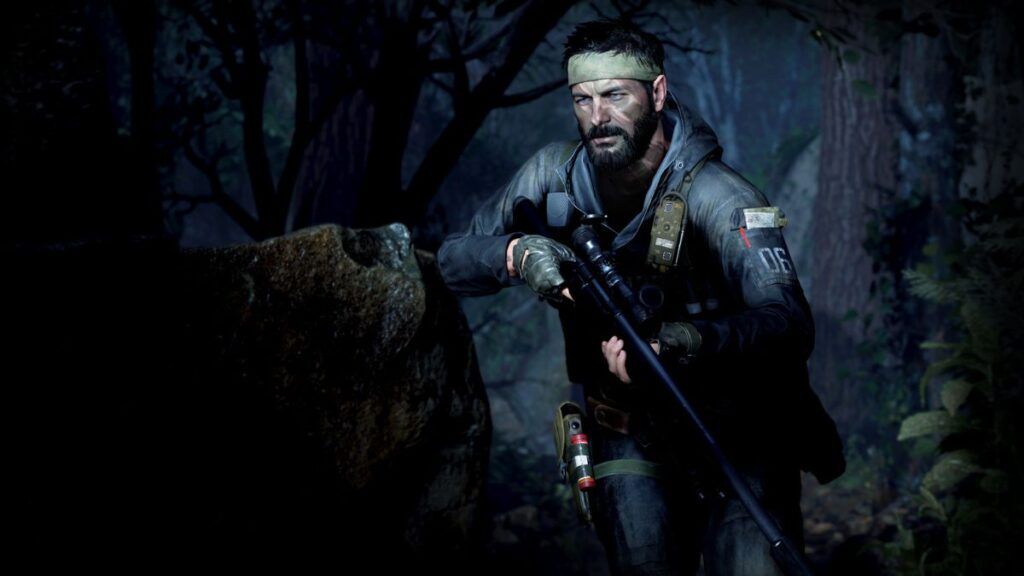 L'agent Frank Woods, courant dans une forêt avec son fusil en main dans le jeu vidéo Call of Duty : Black Ops Cold War