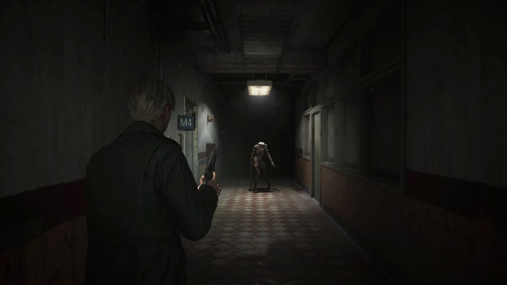 James Sunderland explorant la ville de Silent Hill et tombant sur un monstre dans le remake du jeu vidéo Silent Hill 2